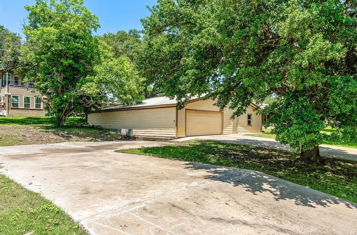 Building Photo - 121 W Lakeview Dr