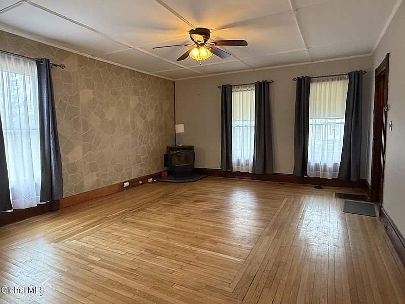 5th image of 115 Oak Street