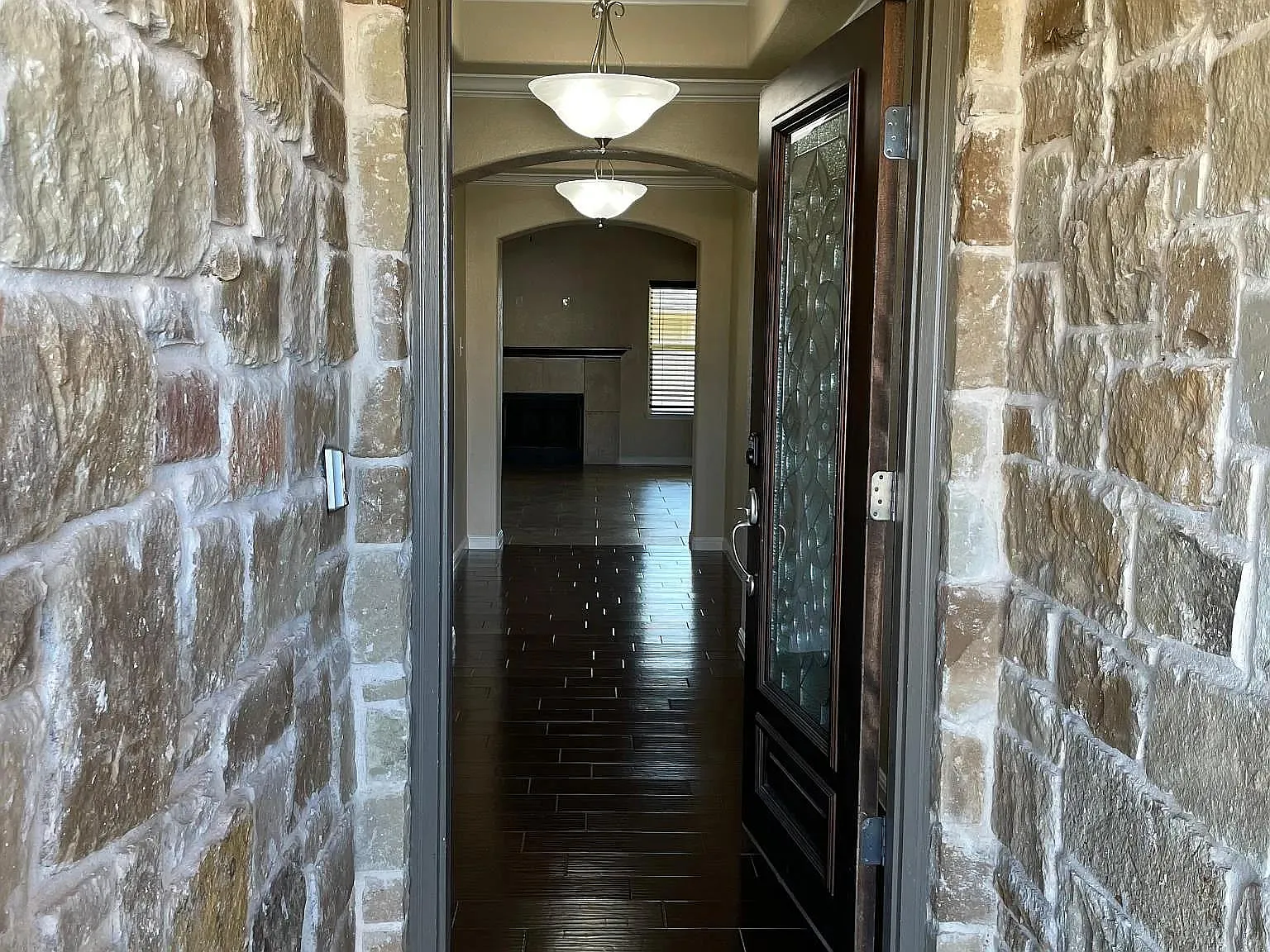 4 bed, 2.0 bath, 1813 sqft, $1,800 — Photo 2