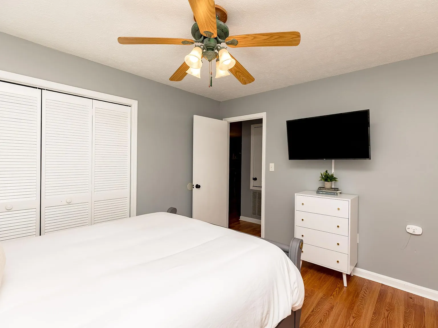 2 bed, 1158 sqft, $3,700 — Photo 3