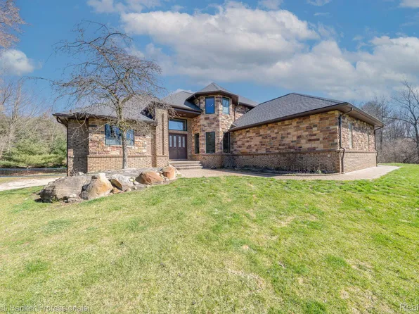 5895 Allison Ct, Oxford, MI 48371