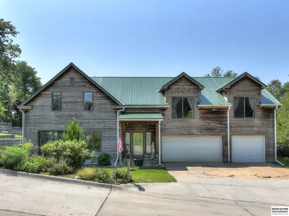 1351 Kavan St, Omaha, NE 68107