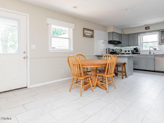 5th image of 166 Dennis Dr
