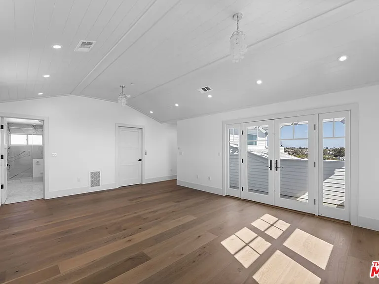 566 Ida St — Photo 35