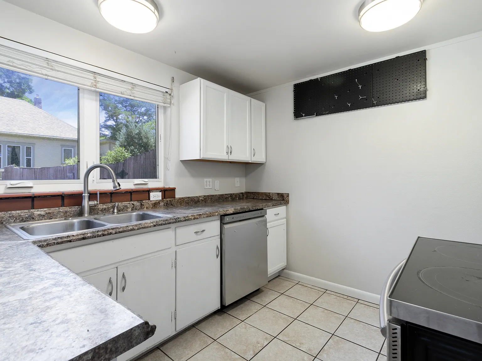 3 bed, 1200 sqft, $2,100 — Photo 4