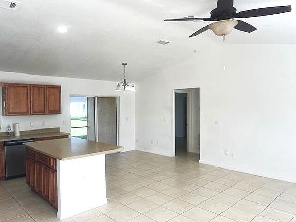 4th image of 2906 SW Boxwood Circle
