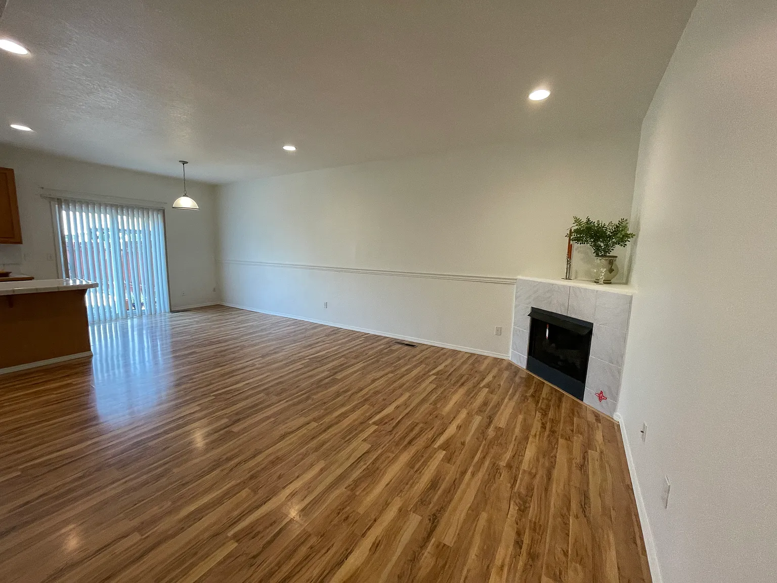 3 bed, 2.5 bath, 1422 sqft, $2,595 — Photo 2