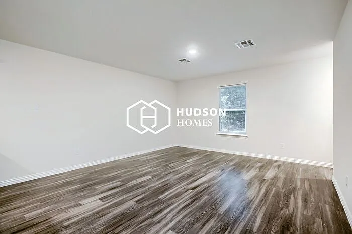 916 Olive St — Photo 4