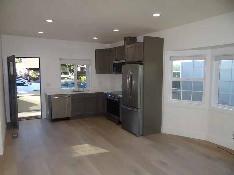 450 Rose Ave — Photo 8