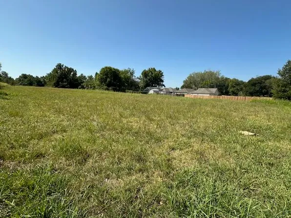 Charles St, Grove, OK 74344