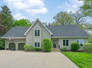 900 Merry Ln, Oak Brook, IL 60523