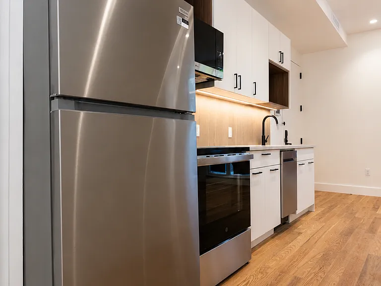 418 Lorimer St #1A — Photo 5