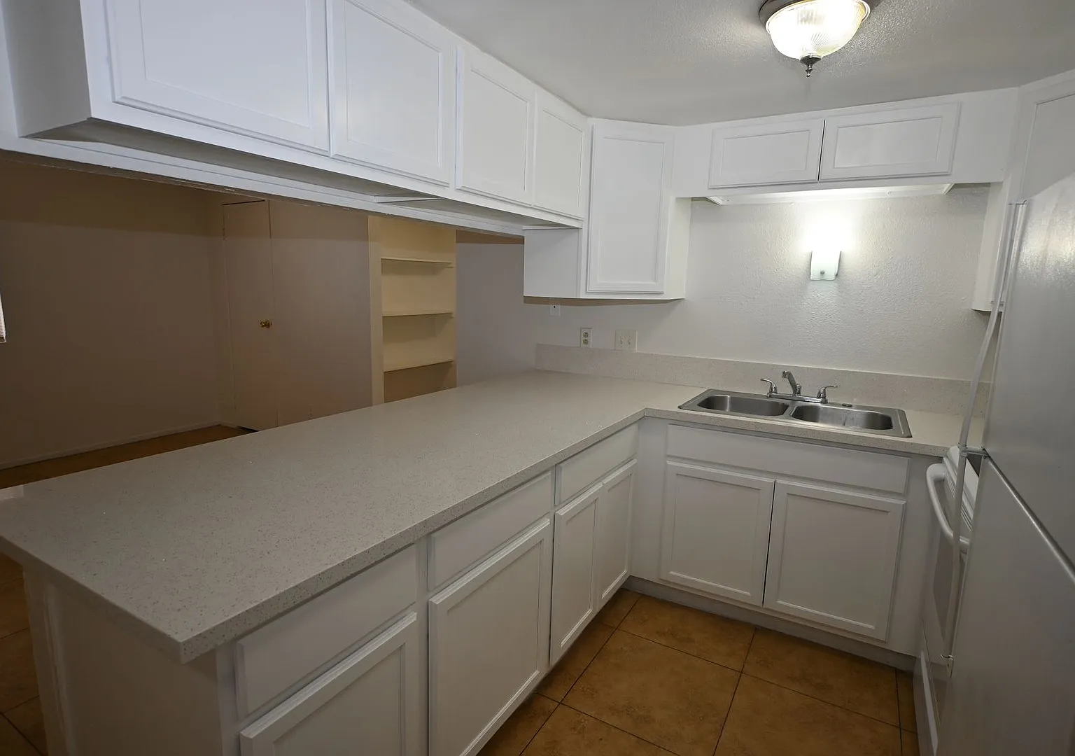 302 Eastminister -Recently Remomdeled Kitchen - 2 Bed Apartment -Downstairs - No Pets — Photo 1