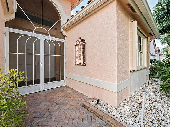 3rd image of 5327 Wycombe Avenue