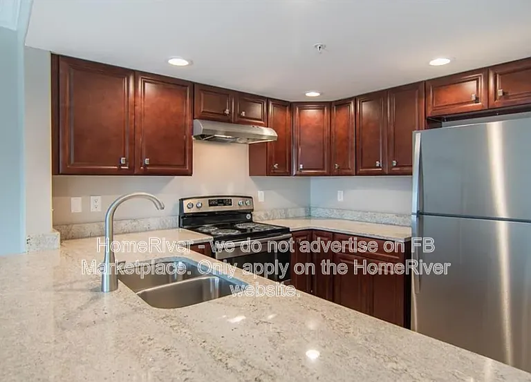 3300 Oak St NE #101 — Photo 2