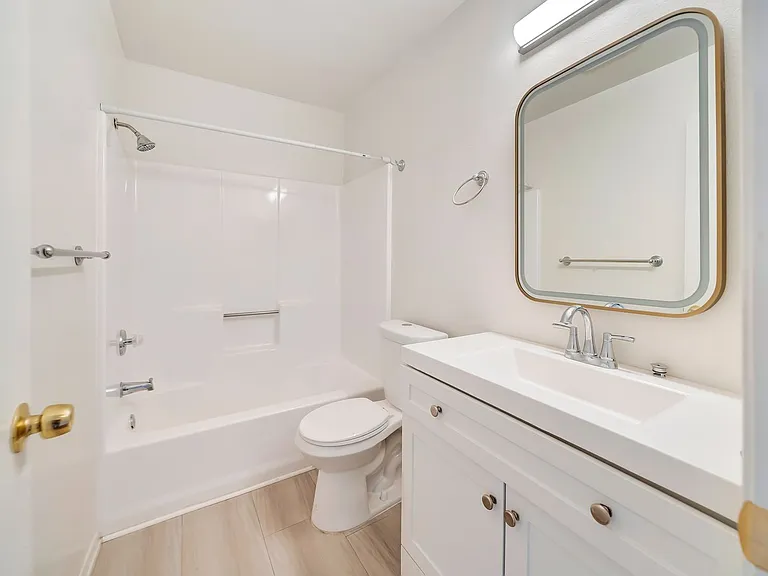1614 E Chevy Chase Dr — Photo 12