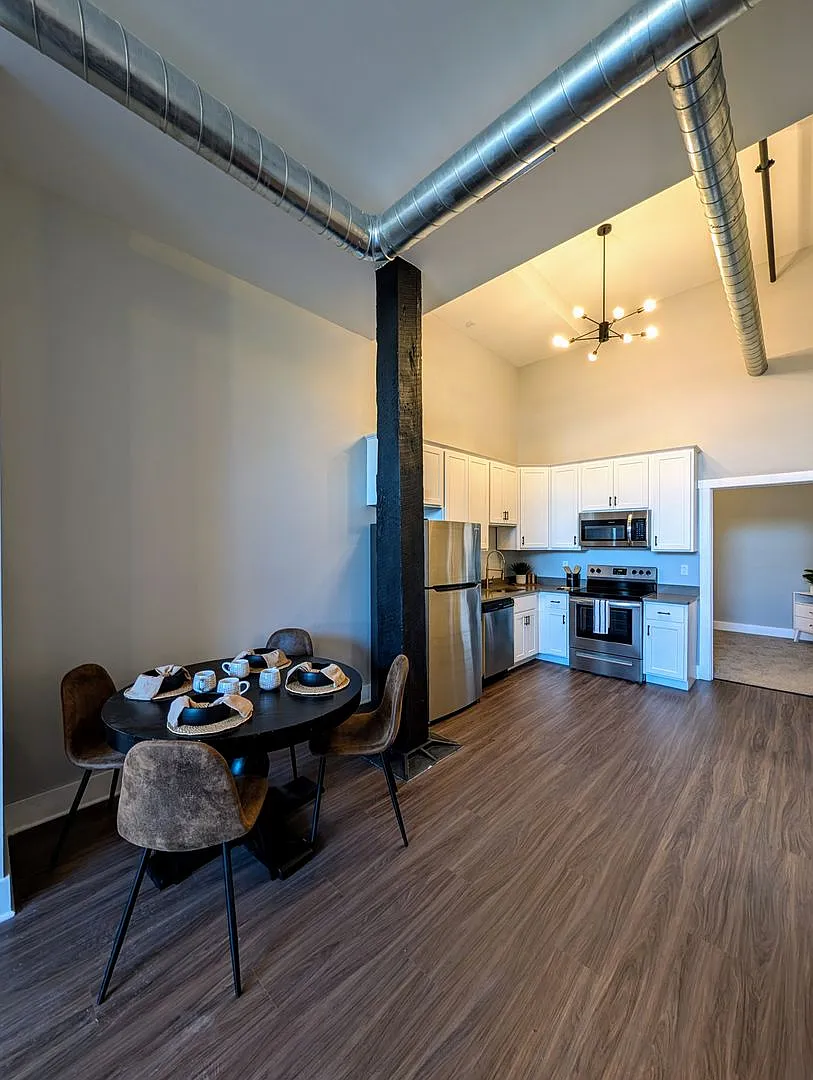 New South Side Apartments at 905 Bingham — Photo 4
