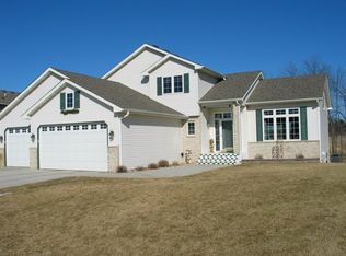 11794 N Meadow Curv, Lindstrom, MN 55045