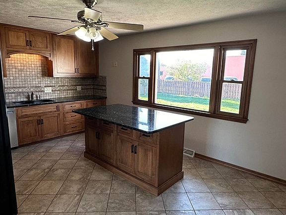 3rd image of 323 W Club Ave
