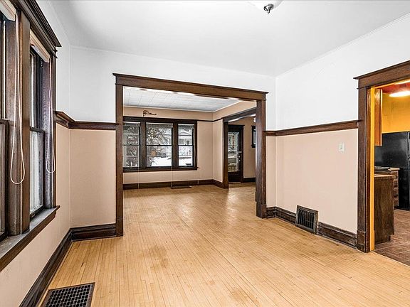 5th image of 818 N 10th Ave E