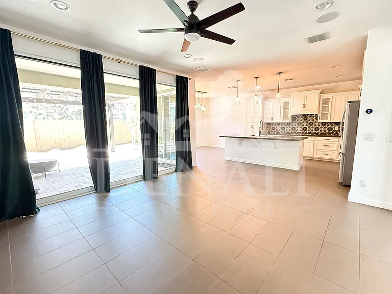 1729 W Myrna Ln — Photo 10