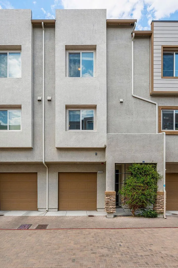 Two Bedroom Townhouse for Rent — Photo 2