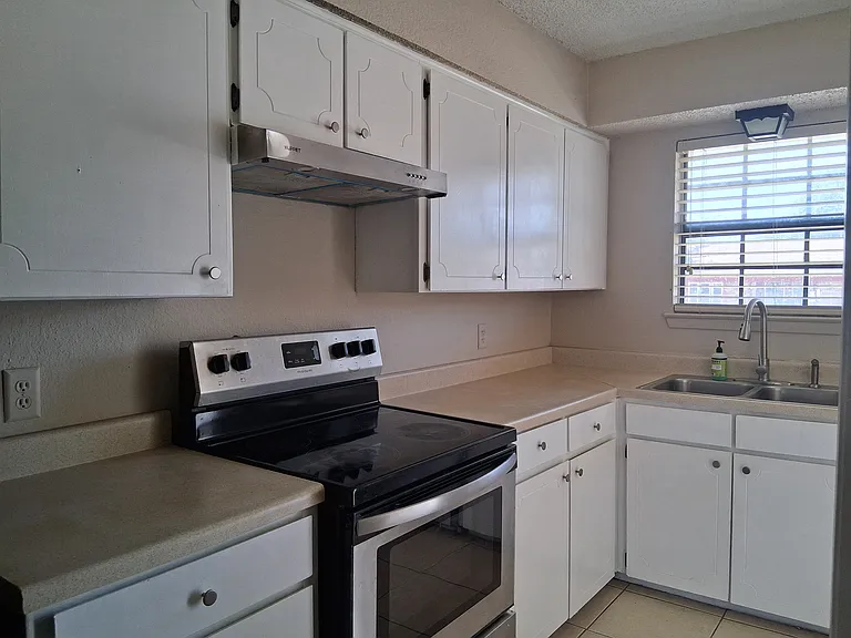 910 Southmoor Dr #910 — Photo 13