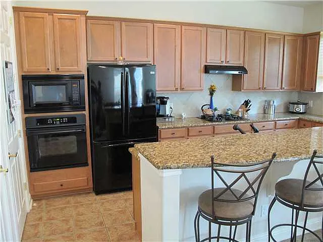3 bed, 2.0 bath, 2274 sqft, $2,500 — Photo 3