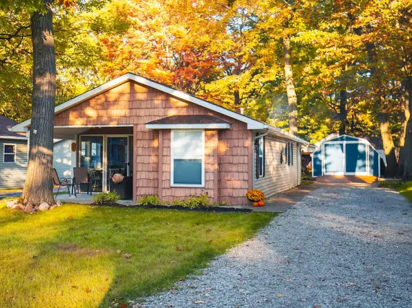 320 Tudor Dr, Prudenville, MI 48651