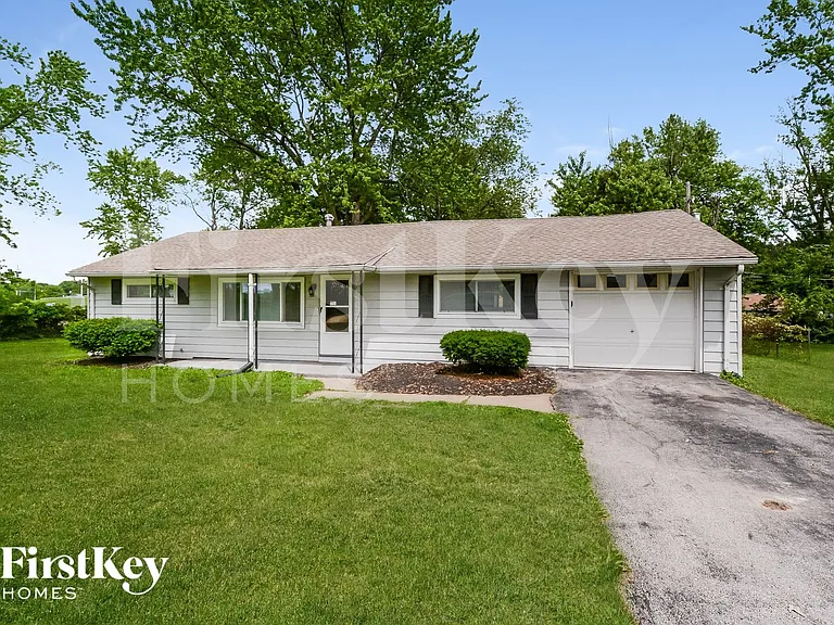 704 Highland Dr — Photo 2
