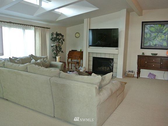 3rd image of 1832 Hollyhock Lane SE #5