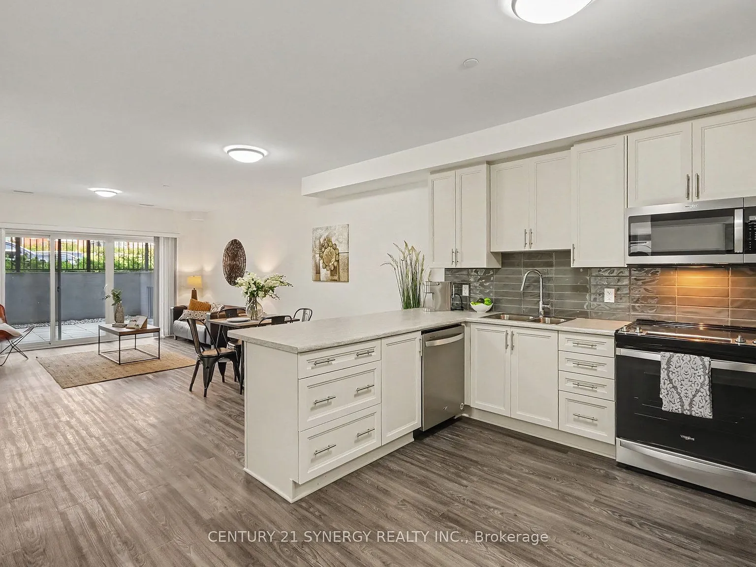 40 McGill St S — Photo 2