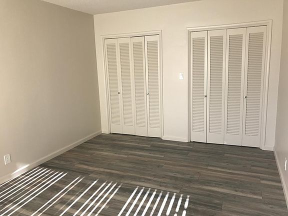 Large Master Bedroom - lots of closets