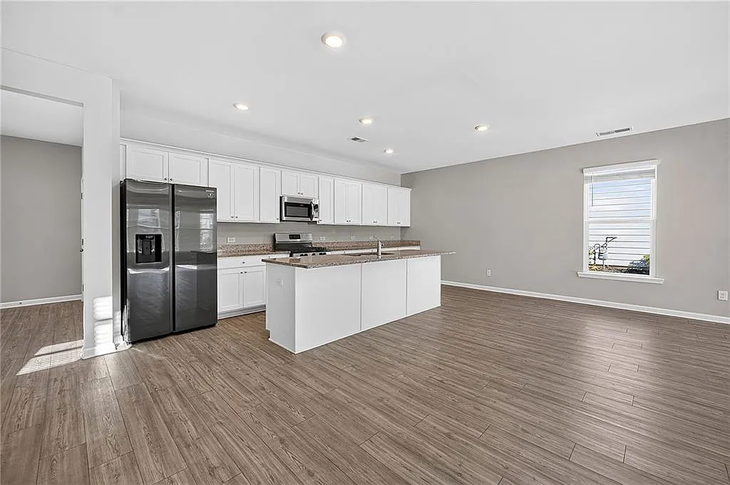 4 bed, 2.5 bath, 2500 sqft, $2,250 — Photo 3