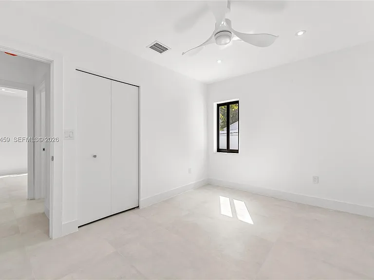 NE 2nd Ct — Photo 17
