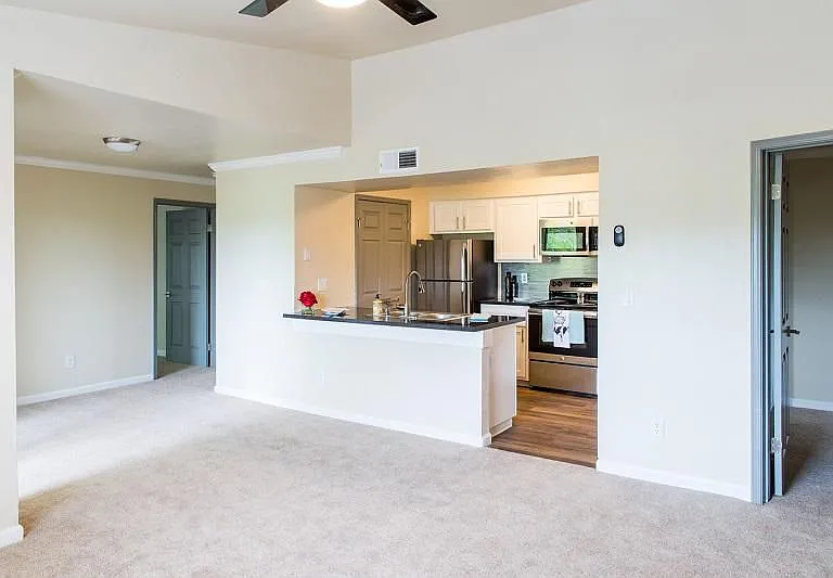 Hacienda Commons — Photo 10