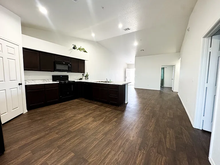 7176 E 38th Ln — Photo 9