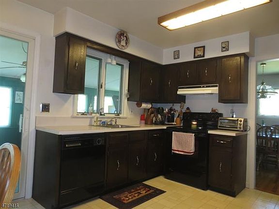 5th image of 27 Thistle Ave