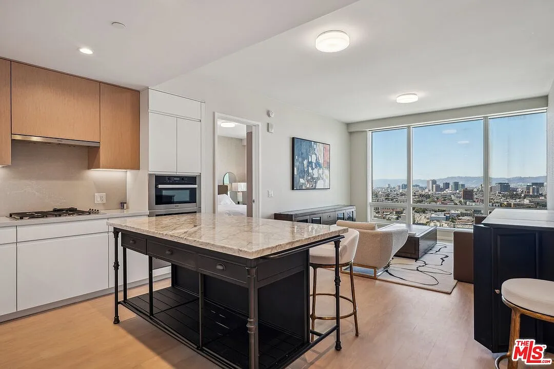 Building Photo - 877 Francisco St #2501