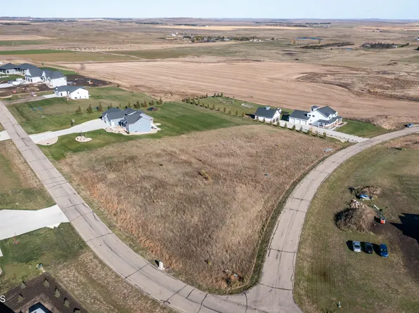 7120 Shoal Dr, Bismarck, ND 58503