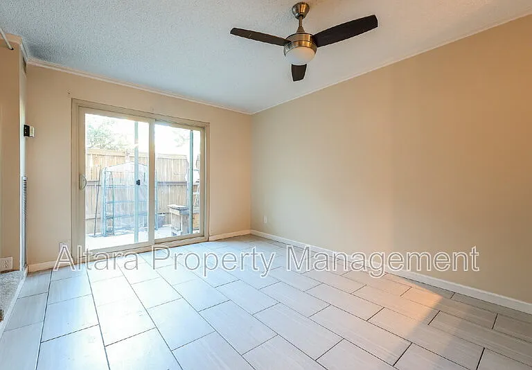 2880 S Locust St #N100 — Photo 4
