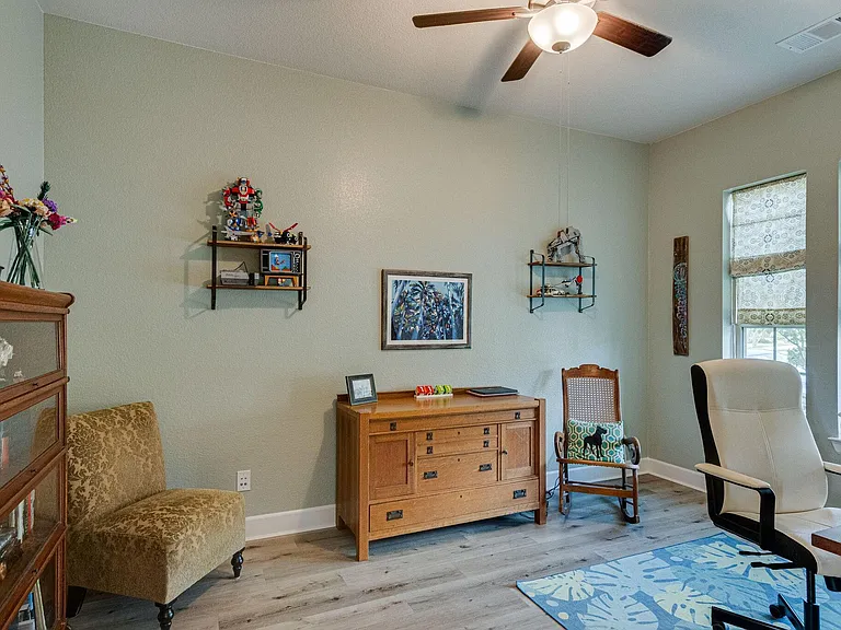 576 Courtyard Ln — Photo 8