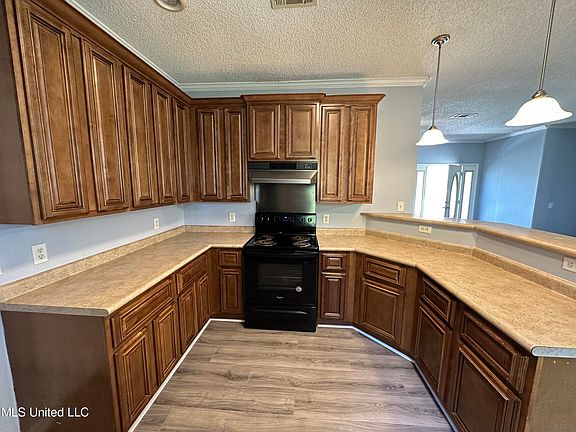 5th image of 215 Kingswood Ave