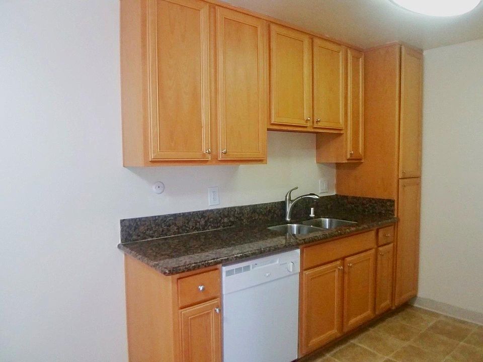 1st image of 900 Palm Ave APT 6