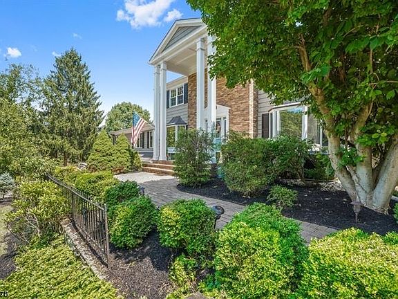 3rd image of 51 Carrar Dr