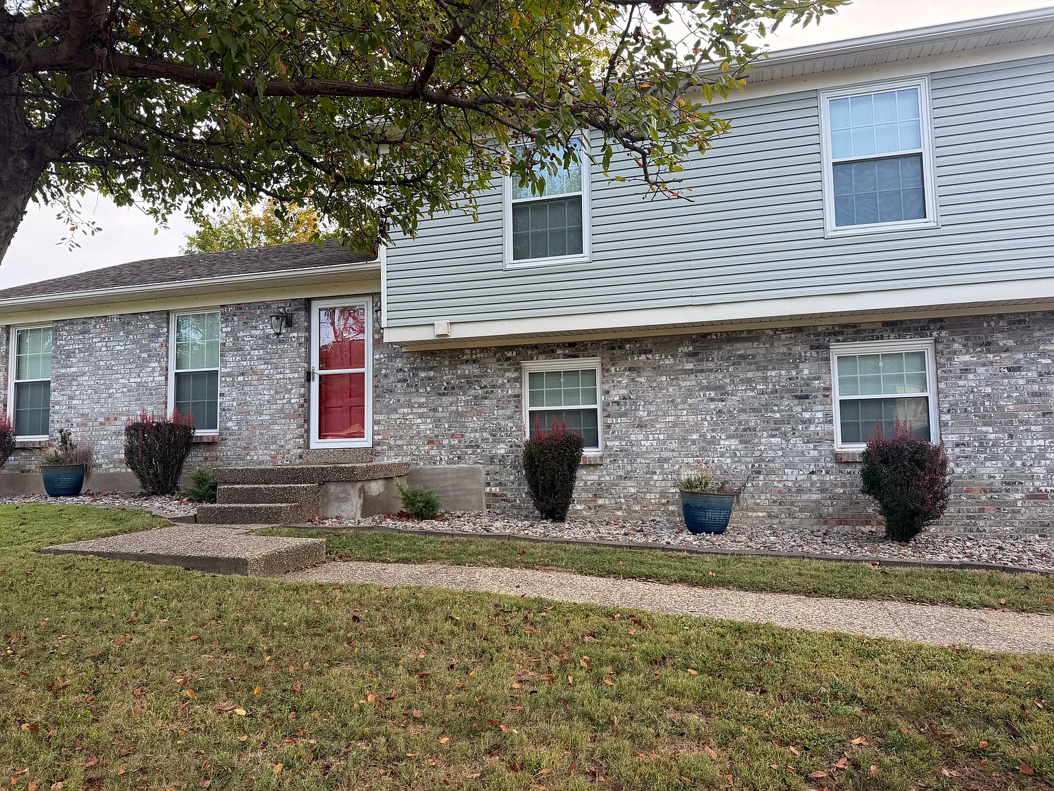 4 bed, 2.5 bath, 2800 sqft, $2,500 — Photo 2