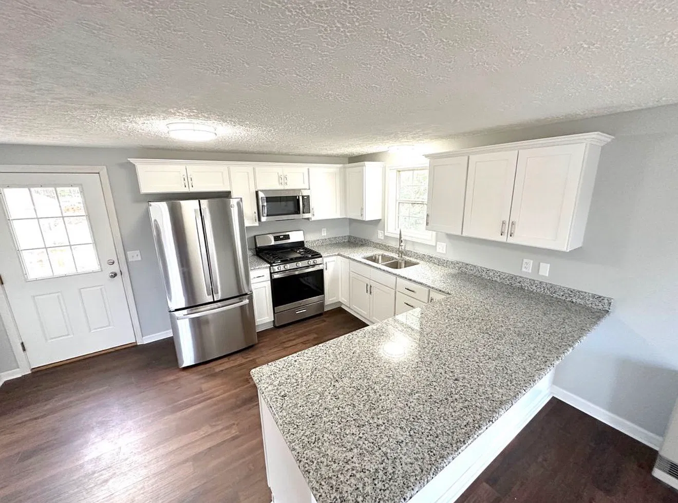 3 bed, 1050 sqft, $2,200 — Photo 1