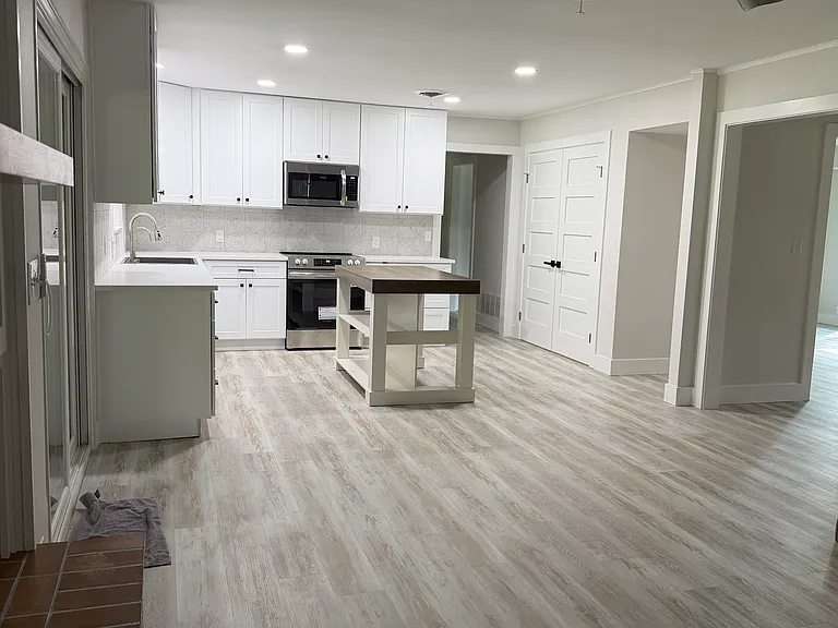 300 Oak Tree Ln — Photo 5