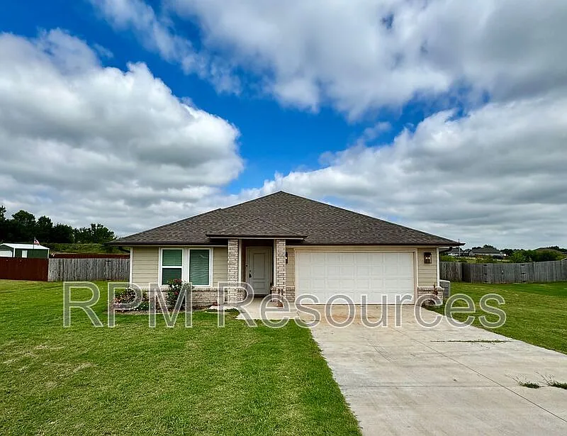 3 bed, 2.0 bath, 1932 sqft, $2,100 — Photo 1