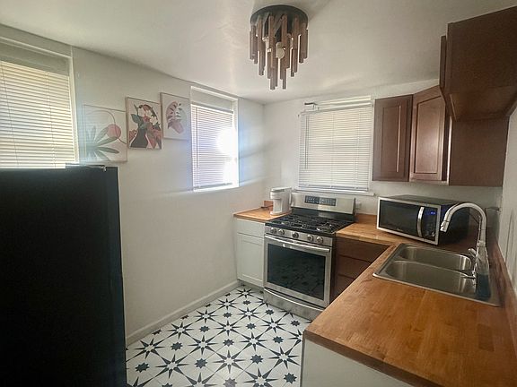 4th image of 1922 W Washington St #13